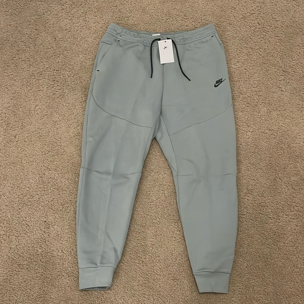 NIKE TECH FLEECE PANTS — BRAND NEW